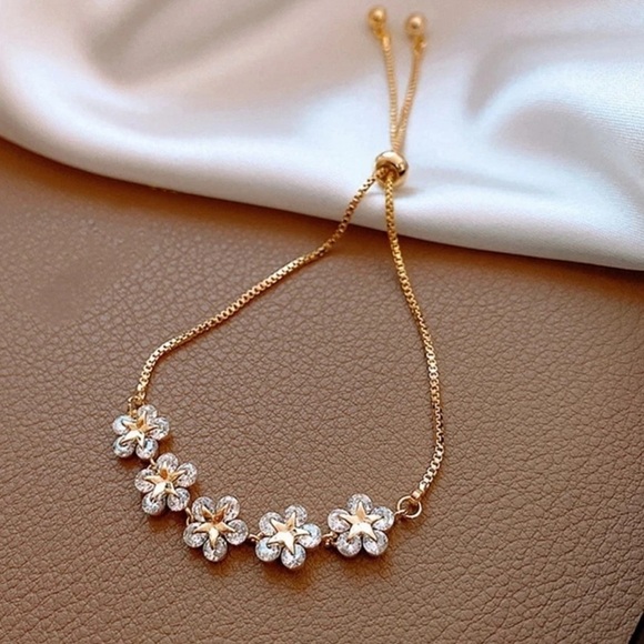3 For $35 ⭐️NEW⭐️ 18K Gold and Crystal Flower & Star Adjustable Bracelet - Picture 3 of 4